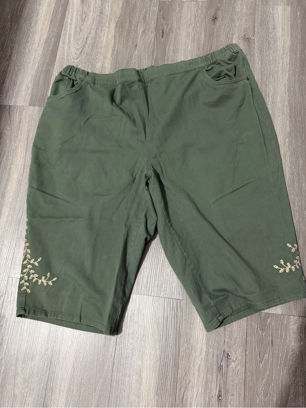 D&CO Women’s Olive Green Bermuda Shorts with Embroidered Detail size 3X